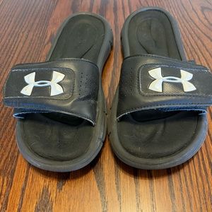 Underarmour sandals big boy 6Y